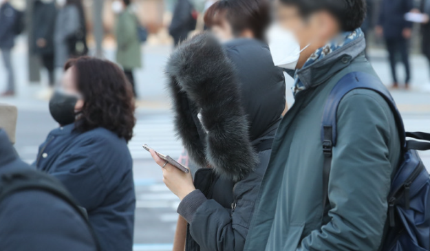 서울을 비롯한 수도권 지역이 영하권 날씨를 보인 지난 24일 오전 서울 종로구 광화문역 인근에서 직장인들이 겉옷을 걸치고 출근하고 있다.(사진=뉴시스 제공)