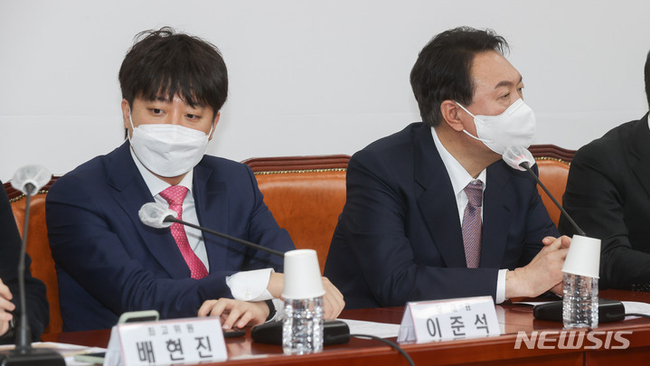 이준석 국민의힘 대표, 윤석열 대선 후보가 25일 오전 서울 여의도 국회에서 열린 최고위원회의에 자리하고 있다. (사진=뉴시스 제공)