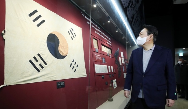 윤석열 국민의힘 대선 후보가 1일 서울 충남 천안 동남구 독립기념관을 방문해 제3전시관 겨레의함성을 둘러보고 있다. 