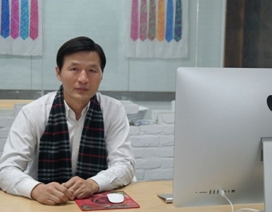 이우칠묵미술관에서 '빙호영월' 전시를 연 양태백 작가. 출품작은 전작품이 완판되었다. 양 작가는 2022년 1년간 한국에서 릴레이 개인전이 예정되어 있다. <사진제공=앙태백>