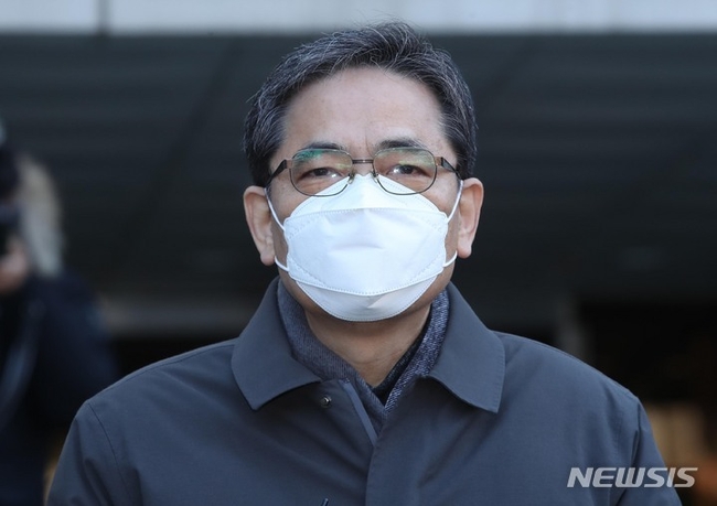 대장동 개발업자들에게 도움을 주고 아들을 통해 금품을 받았다는 의혹이 제기된 곽상도 전 국민의힘 의원이 1일 오전 서울 서초구 서울중앙지법에서 열린 구속 전 피의자 심문(영장실질심사)에 출석한 뒤 법정을 나서고 있다. (.사진=뉴시스 제공)