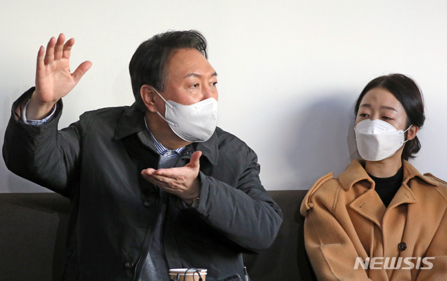 윤석열 국민의힘 대선 후보가 1일 충남 천안 신부동 문화공원 인근 카페에서 청년들과 간담회를 하고 있다. (사진=뉴시스 제공)