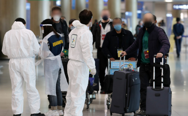 2일 인천국제공항 제1여객터미널에서 해외 입국자들이 임시 생활시설로 이동하기 위해 안내를 받고 있다.(사진=뉴시스 제공)