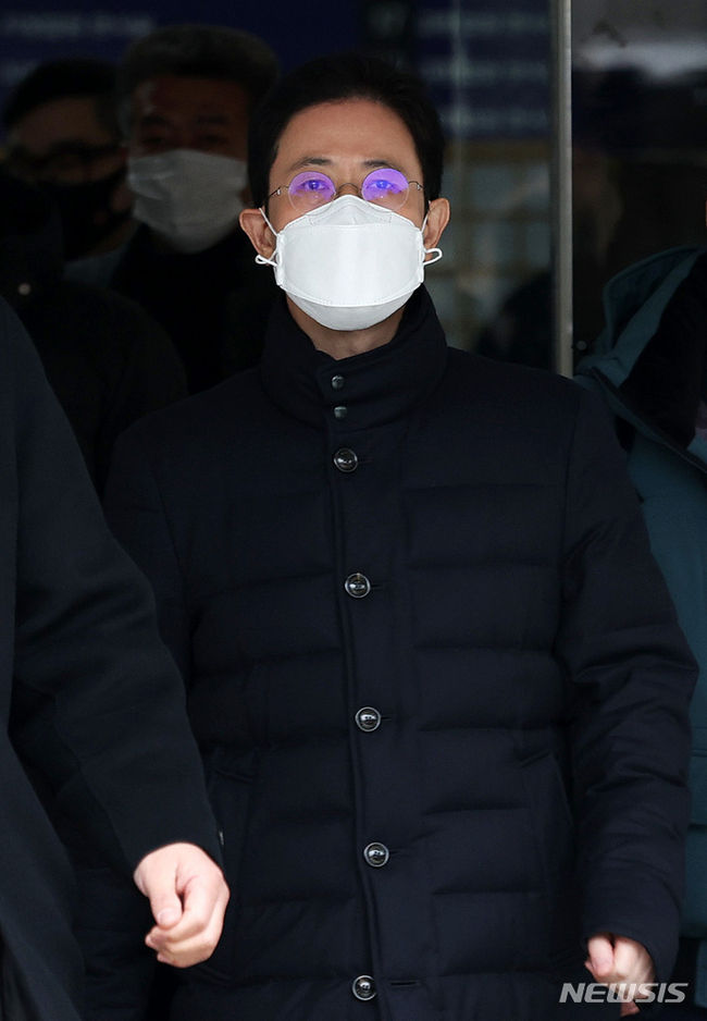 고발사주 의혹 핵심 피의자인 손준성 전 대검찰청 수사정보정책관이 지난 2일 오전 서울 서초구 서울중앙지법에서 열린 영장실질심사를 마친 뒤 나오고 있다.(사진=뉴시스 제공)