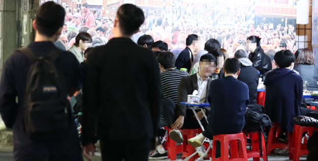 지난 10월18일 오후 서울 시내의 한 술집에서 시민들이 모임을 하고 있다.(사진=뉴시스 제공)