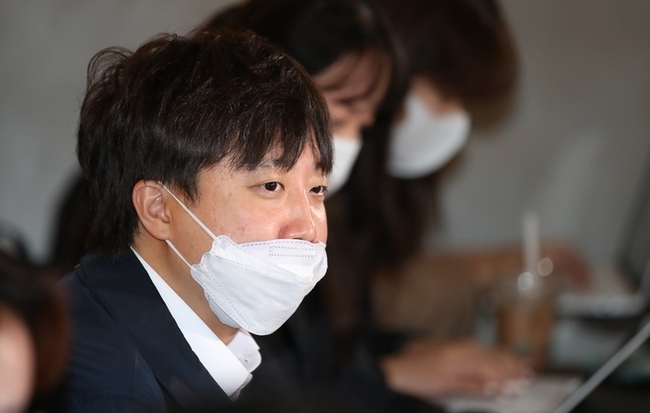 당무를 거부하고 전국 순회일정을 돌고 있는 이준석 국민의힘 대표가 3일 오전 제주시 연동의 한 카페에서 취재진의 질문에 답변하고 있다.(사진=뉴시스 제공)