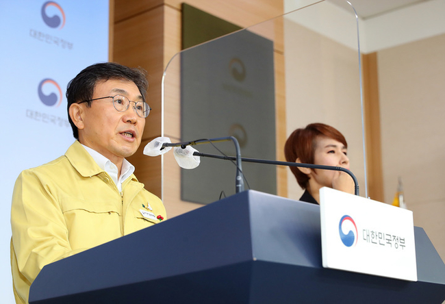 권덕철 중앙재난안전대책본부 1차장 겸 보건복지부 장관이 3일 오전 정부서울처앗에서 코로나19 브리핑을 하고 있다. (사진=보건복지부 제공)