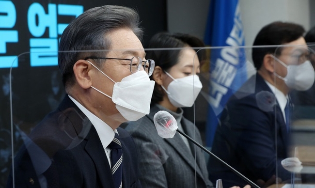 이재명 더불어민주당 대선 후보가 지난달 30일 서울 여의도 중앙당사에서 조동연 신임 공동상임선대위원장에 대한 인선발표를 하고 있다. (사진=뉴시스 제공)