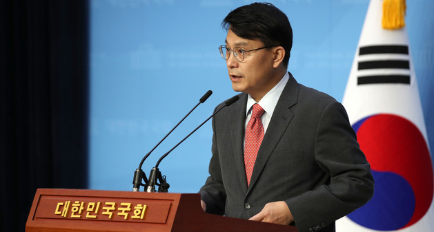 윤상현 무소속 의원이 15일 오후 서울 여의도 국회 정론관에서 기자회견을 열고 보수야권인사 대북특사 파견을 촉구하고 있다.(사진=뉴시스 제공)