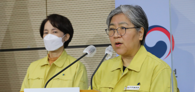 정은경 질병관리청장이 지난 1일 오전 정부세종청사 브리핑실에서 백신 접종률 제고 방안을 발표하고 있다. 왼쪽은 유은혜 사회부총리 겸 교육부 장관.(사진=뉴시스 제공)