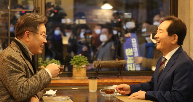 이재명 더불어민주당 대선 후보가 3일 전북 전주 한옥마을 종로회관에서 정세균 전 국무총리와 만찬 전 대화하고 있다. (공동취재사진)