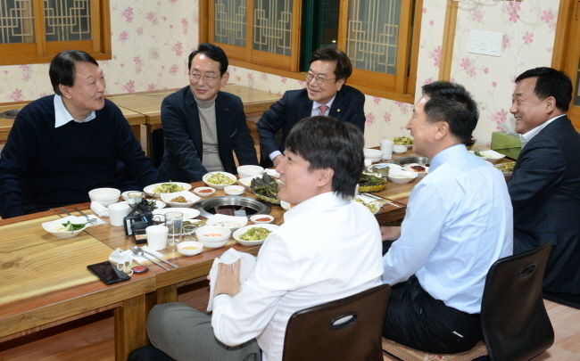 이준석 국민의힘 당대표가 3일 오후 울산 울주군 언양읍 모 식당에서 윤석열 대선후보, 김기현 원내대표와 회동을 하고 있다.