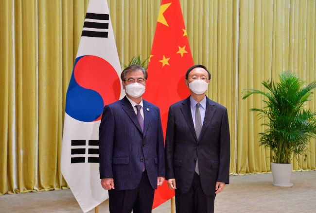 서훈(왼쪽) 청와대 국가안보실장이 2일(현지시간) 중국 톈진의 한 호텔에서 양제츠 중국 공산당 외교담당 정치국원과 회담에 앞서 기념촬영을 하고 있다.