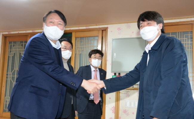  이준석 국민의힘 당대표가 3일 오후 울산 울주군 언양읍 모 식당에서 윤석열 대선후보, 김기현 원내대표와 회동을 하고 있다. (사진=뉴시스 제공)