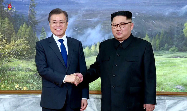 지난 1차남북정상회담에서 문재인 대통령과 김정은 국무위원장이 만나 밝은 표정으로 악수하고 있다.