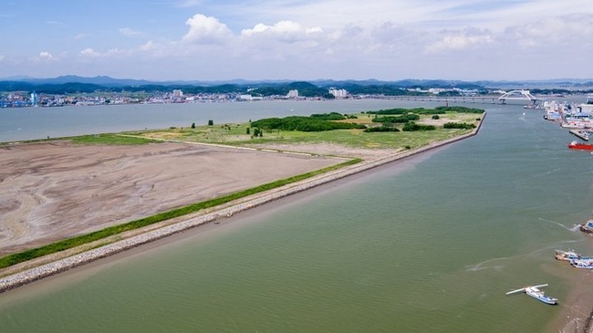 군산시 해망동과 소룡동 앞 금강 하구에 있는 인공섬 금란도(金卵島), 군산 내항에 퇴적된 흙을 준설하여 매립해 생겼다.(사진=뉴시스 제공)