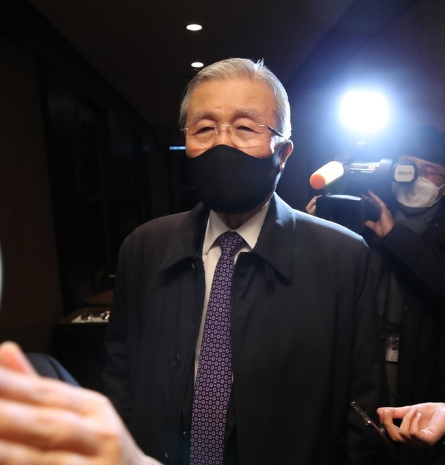 김종인 전 국민의힘 비상대책위원장이 지인과의 오찬을 위해 2일 서울 여의도 한 식당으로 들어서고 있다. 이날 김종인 전 위원장이 방문한 식당에는 윤석열 국민의힘 대선 후보가 상임고문단과 오찬을 했다.