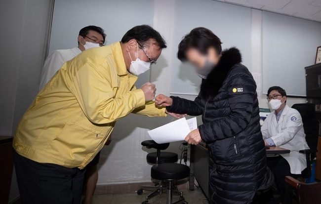 신종 코로나바이러스 감염증(코로나19) 백신 3차 접종 현장방문에 나선 김부겸 국무총리가 4일 오전 서울 은평구 청구성심병원에서 예진을 마친 한 시민과 주먹인사를 하고 있다. (공동취재사진)