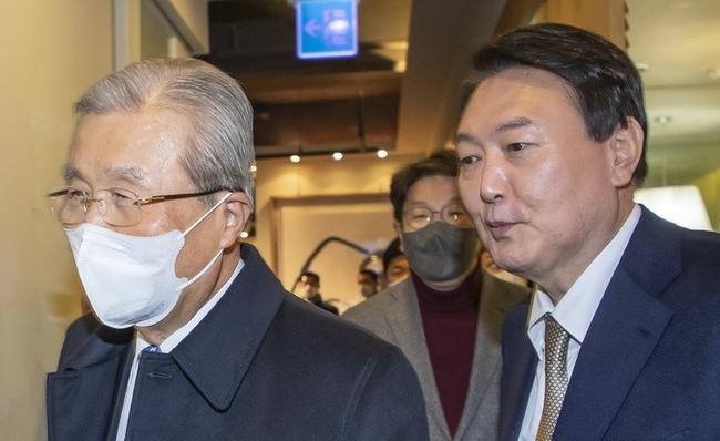 국민의힘 윤석열 대선후보와 김종인 전 비상대책위원장이 24일 서울 한 식당에서 만나 만찬 회동을 위해 이동하고 있다. (사진 제공=뉴시스)