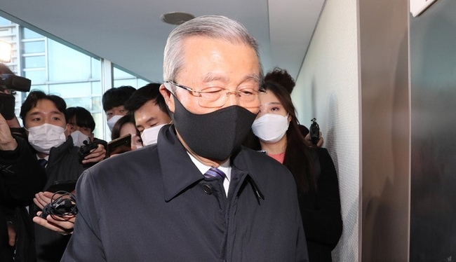 국회사진기자단 = 김종인 전 국민의힘 비상대책위원장이 26일 서울 광화문 사무실로 출근하며 취재진 질문을 받고 있다.