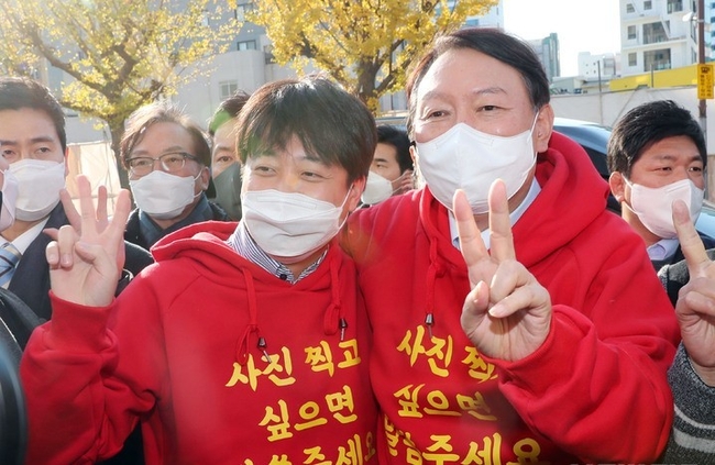 국민의힘 윤석열 대선 후보와 이준석 당 대표가 4일 부산 부산진구 서면 일대에서 지지를 호소하는 합동 선거운동을 펼치기에 앞서 기념촬영을 하고 있다.