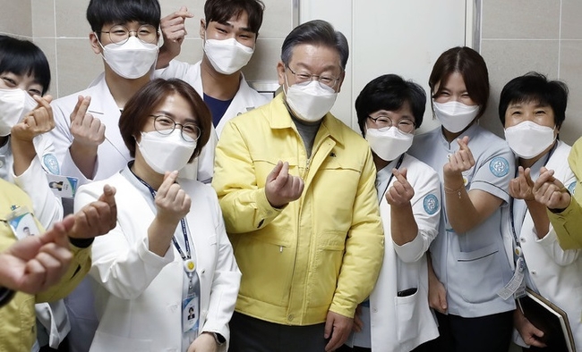 이재명 더불어민주당 대선 후보가 4일 전북 남원의료원을 방문해 의료진과 기념촬영을 하고 있다.(사진=뉴시스 제공)