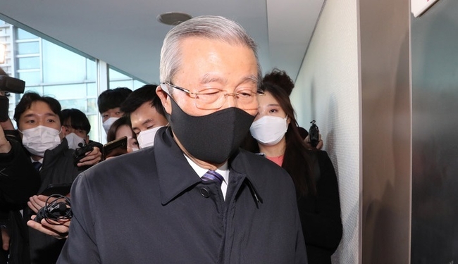 김종인 전 국민의힘 비상대책위원장이 지난달 26일 서울 광화문 사무실로 출근하며 취재진 질문을 받고 있다. (사진=뉴시스제공)