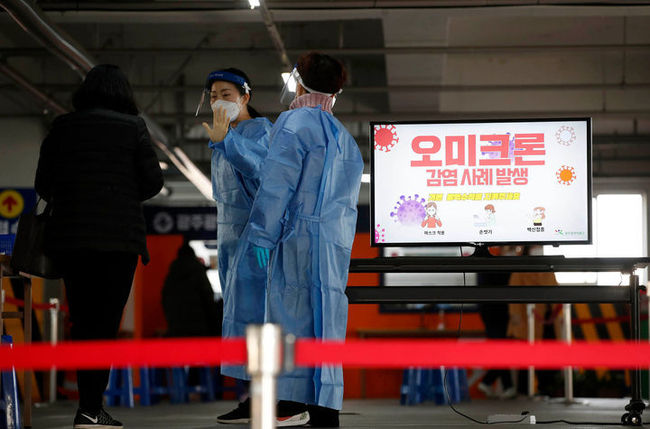 지난 3일 광주 북구선별진료소에 설치된 모니터에 코로나19 '오미크론 변이 감염사례' 발생을 알리는 영상이 송출되고 있다.