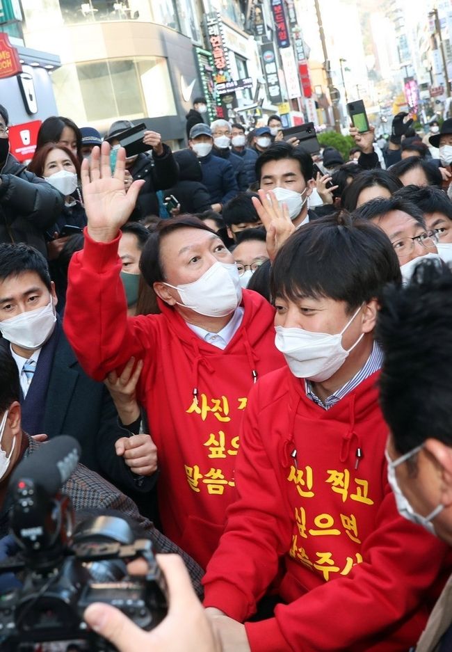  국민의힘 윤석열 대선 후보가 이준석 당 대표와 함께 4일 부산 부산진구 서면 일대에서 지지를 호소하며 시민들에게 인사하고 있다.