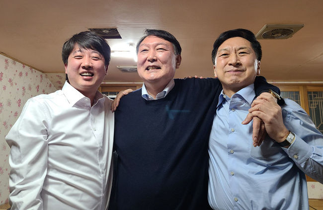 이준석 국민의힘 당대표와 윤석열 대선 후보, 김기현 원내대표가 3일 오후 울산 울주군 언양읍의 한 식당에서 만찬 회동 후 포즈를 취하고 있다.