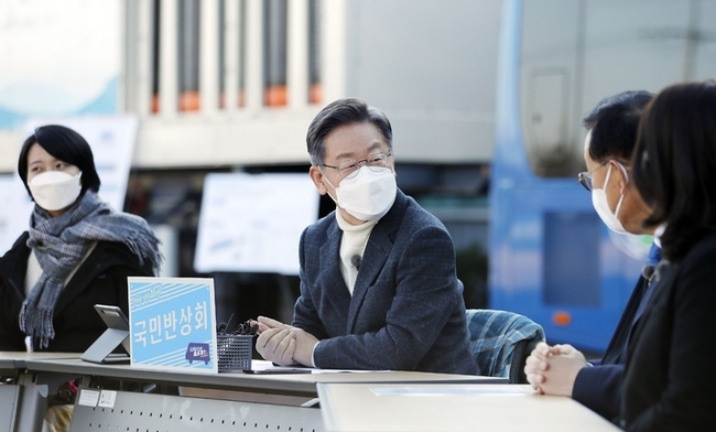 이재명 더불어민주당 대선 후보가 5일 전북 완주군 테크노파크스마트융합기술센터를 방문해 '그린수소시대를 그리다' 국민반상회를 하고 있다.