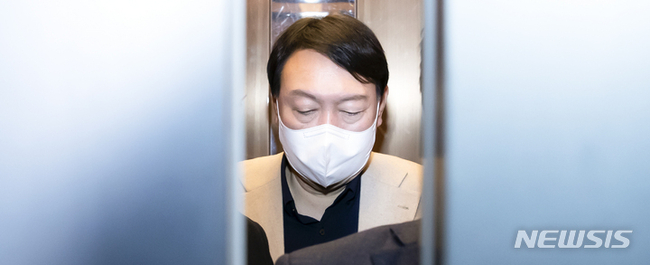 윤석열 국민의힘 대선 후보가 선거대책위원회 출범을 하루 앞둔 5일 오전 서울 여의도 중앙당사에서 열리는 비공개 회의에 참석하고 있다. (사진=뉴시스 제공)