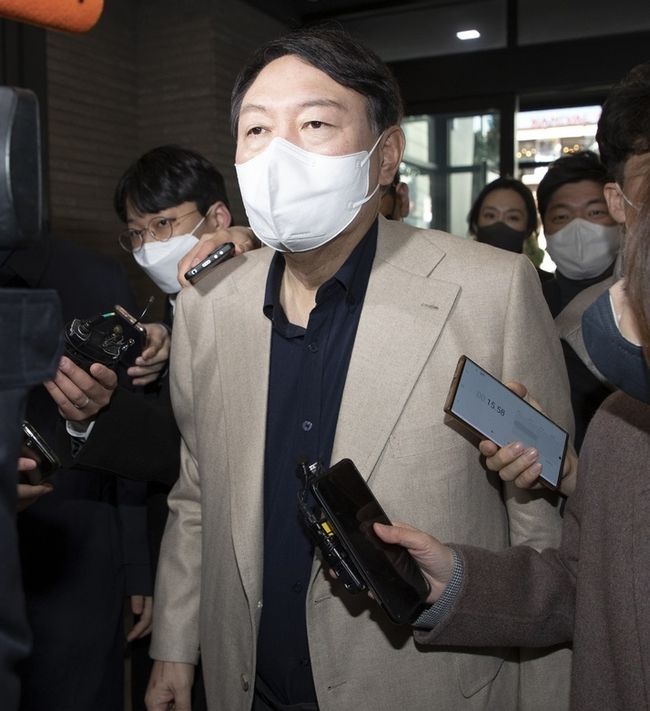 윤석열 국민의힘 대선 후보가 선거대책위원회(선대위) 출범을 하루 앞둔 지난 5일 오전 서울 여의도 중앙당사에서 열리는 비공개 회의에 참석하고 있다. (사진=뉴시스 제공)