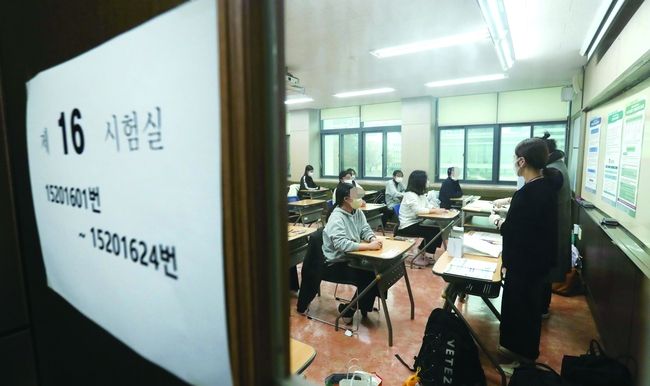 2022학년도 대학수학능력시험(수능시험)이 열린 지난 11월18일 오전 서울 중구 이화여자외국어고등학교(제15시험지구 제20시험장) 시험장에 입실한 수험생들이 1교시 시험을 앞두고 준비하고 있다.(사진=뉴시스 제공)