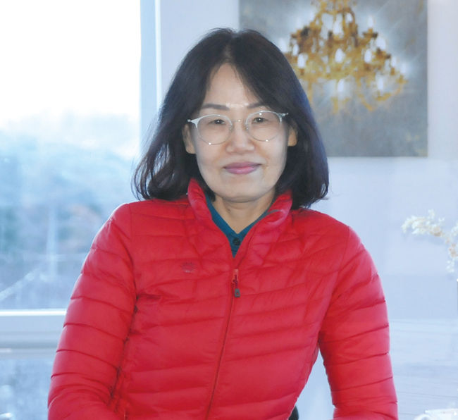 ▲충남대 국문과 석사 졸업 ▲대입 국어, 논술 지도 30년 <br>
▲<서정문학> 2016 시부문 신인상 ▲서정문학 작가협회 회원 <br>
▲『한국대표서정시선』 공동저자 ▲옥천향수신문 칼럼니스트 <br>
▲저서 : 『명리학그램-작은 인문학』(2019), 『명리학그램Ⅱ-사주통변론』(2020) <br>
▲시집 : 『껍질의 시』(2020), 『고수高手』(2021),『견유주의』(2021)