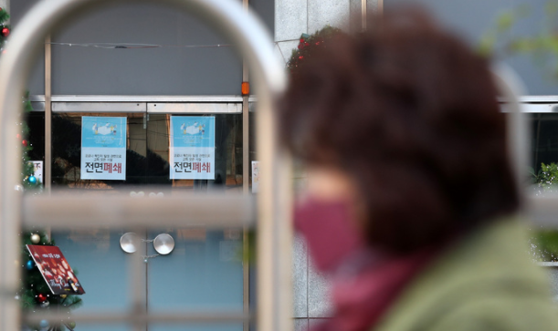 6일 오전 인천 미추홀구 교회에 전면 폐쇄 안내문이 붙어있다. 해당 교회는 국내에서 처음으로 오미크론에 확진된 목사 부부가 운영하는 교회로 알려졌다.(사진=뉴시스 제공)