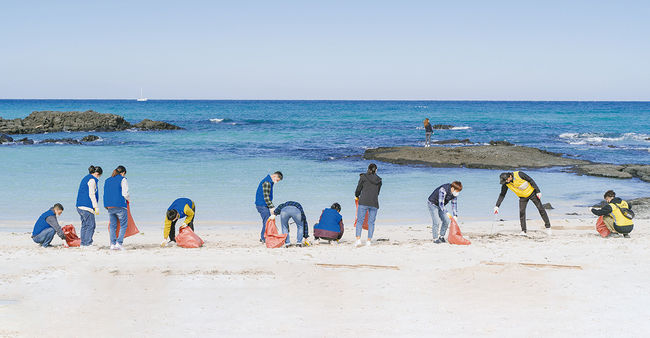 도민과 여행객이 함께 제주 해안을 청소하는 ‘비치클린 줍젠’ 프로젝트. <사진=제주도관광협회>