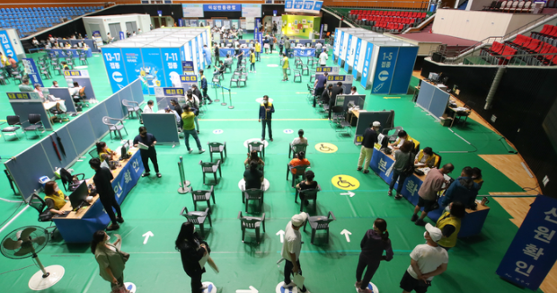 제주시 오라1동 한라체육관에 마련된 예방접종센터에서 시민들이 코로나19 백신 접종을 위해 대기하고 있다. (사진=뉴시스 제공)
