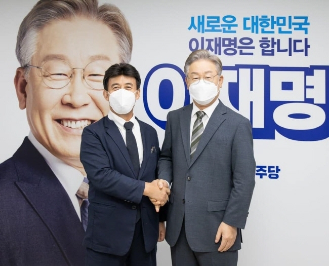 이재명 경기지사가 캠프 정책본부장으로 위촉된 최배근 건국대 교수와 기념촬영을 갖고 있다. 