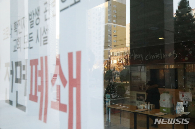 6일 오전 인천 미추홀구 교회에 전면 폐쇄 안내문이 붙어있다. 해당 교회는 국내에서 처음으로 오미크론에 확진된 목사 부부가 운영하는 교회로 알려졌다.(사진=뉴시스 제공)
