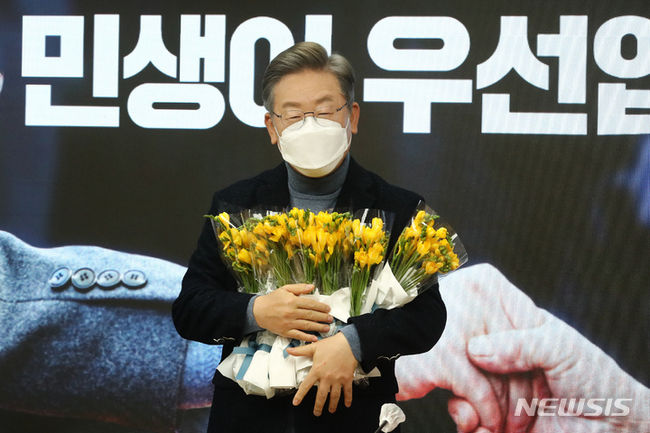 이재명 더불어민주당 대선후보가 6일 오전 서울 여의도 더불어민주당 당사에서 열린 소상공인과 함께하는 전국민선대위에 참석한 소상공인들이 준비한 꽃을 받고 있다.. (사진=뉴시스 제공)