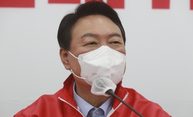 윤석열 국민의힘 대선 후보가 7일 서울 여의도 국회에서 열린 중앙선거대책위원회 제1차 회의에서 미소짓고 있다. (사진=뉴시스 제공)