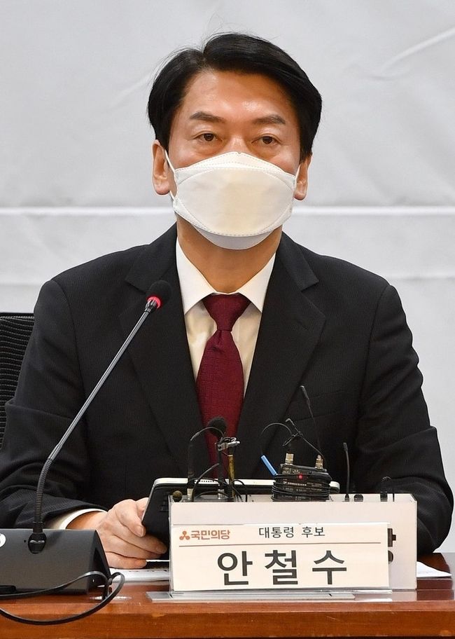  안철수 국민의당 대선 후보가 지난 6일 오전 서울 여의도 국회 의원회관에서 열린 중앙선거대책위원회의에서 발언하고 있다.(사진=뉴시스 제공)