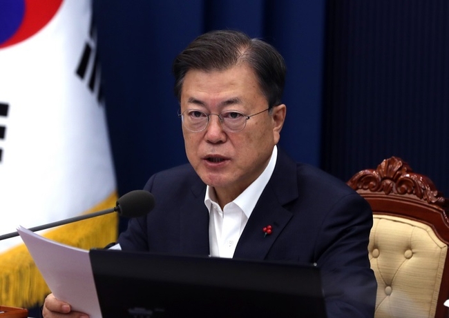 문재인 대통령이 7일 오전 국무회의가 열린 청와대 여민관 영상회의실에서 발언하고 있다. (사진=뉴시스 제공)