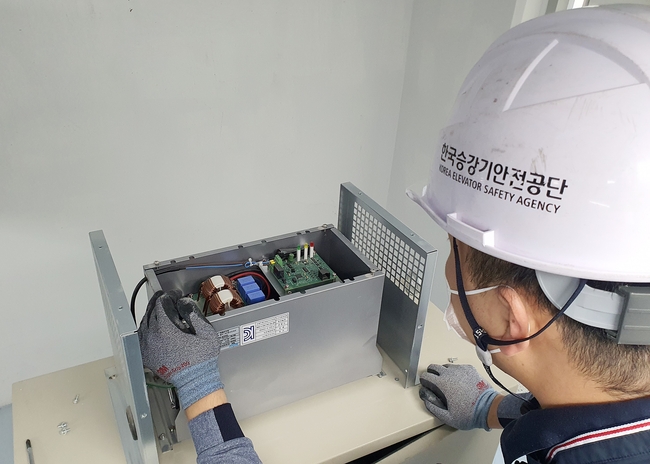 한국승강기안전공단의 승강기 품질 안전진단 요원이 협약기업의 회생전력장치 설치 상태를 확인하고 있다.