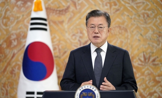 문재인 대통령이 7일 서울에서 열린 ‘2021 서울 유엔 평화 유지 장관회의 개회식’에 영상을 통해 축사를 전하고 있다. (사진=뉴시스 제공)