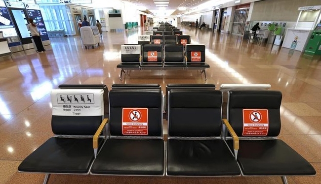 지난달 30일 일본 하네다 공항 국제선 터미널 도착 로비가 텅 비어있다. 일본 정부는 이날부터 외국인의 신규 입국을 금지했다. 코로나19 새 변이 오미크론 유입을 차단하기 위한 조처다. (사진=뉴시스 제공)
