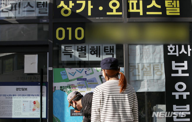 지난 27일 부동산 플랫폼 다방을 운영하는 스테이션3가 국토교통부 실거래가 자료를 분석한 결과 서울과 경기 오피스텔 매매건수는 올해 초부터 9월 24일까지 총 2만 8273건으로 집계됐다. 이는 지난해 같은 기간보다 48% 증가한 수치다. 28일 오후 경기도 하남시 주거용 오피스텔 밀집 지역의 한 공인중개사 사무소에 광고가 붙어있다. (사진=뉴시스 제공)