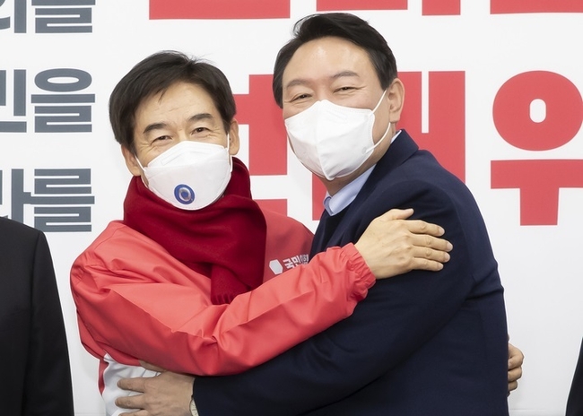 윤석열 국민의힘 대선 후보가 지난 7일 오후 국회에서 국민의힘에 입당한 이용호 의원과 입당식을 마친 뒤 포옹하고 있다.(사진=뉴시스 제공)