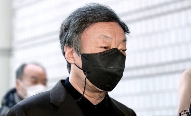 '불법 브로커'로 활동하며 사업가들로부터 뒷돈을 챙겼다는 의혹을 받고 있는 윤우진 전 용산세무서장이 지난 7일 오전 서울 서초구 서울중앙지방법원에서 열린 구속 전 피의자 심문(영장실질심사)에 출석하고 있다. 윤 전 서장은 윤석열 국민의힘 대선후보의 측근으로 알려진 윤대진 법무연수원 기획부장(검사장)의 친형이다. (사진=뉴시스 제공)